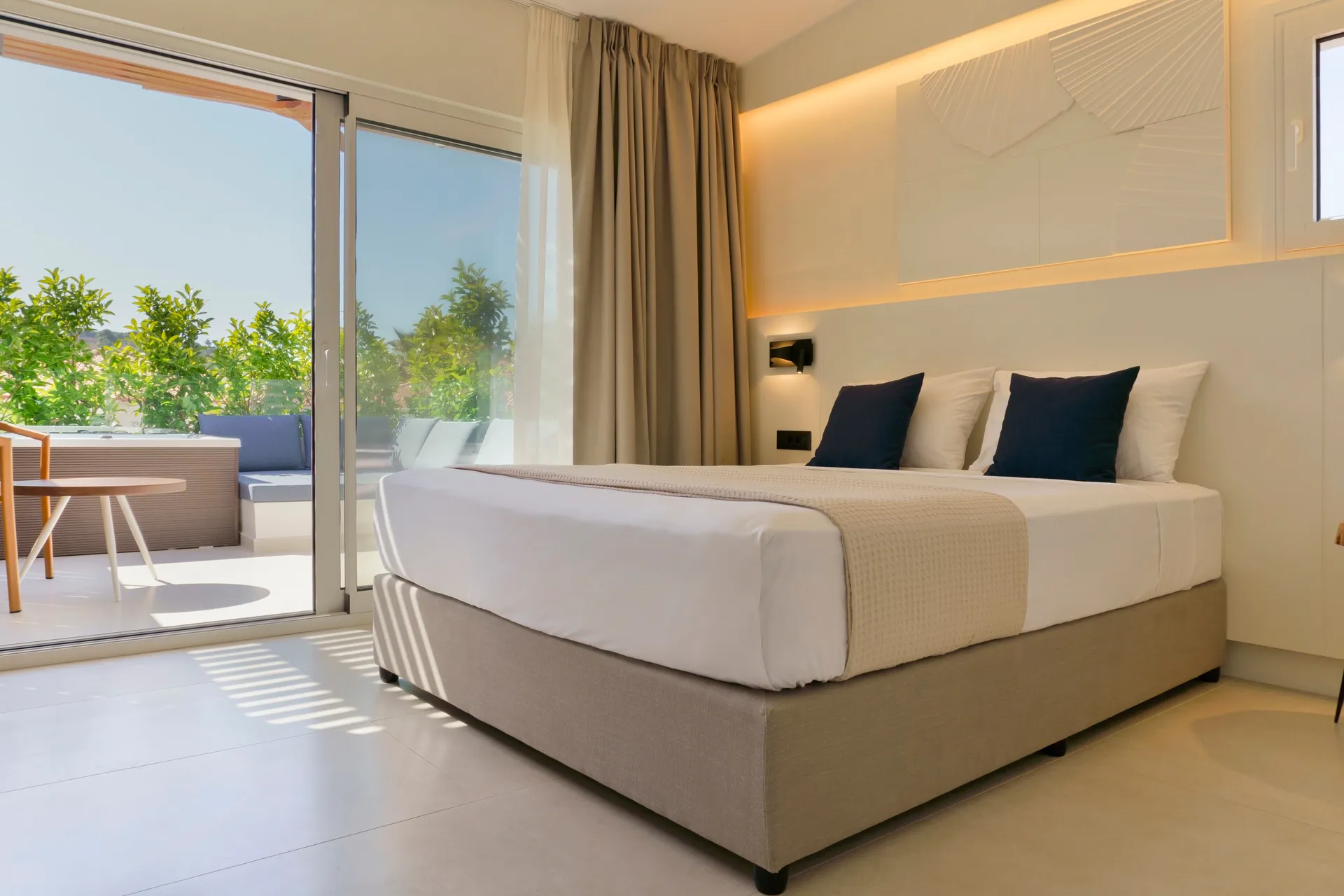 Tiara Holidays - Palm Boutique Suites - Sea View Penthouse with Jacuzzi - bedroom